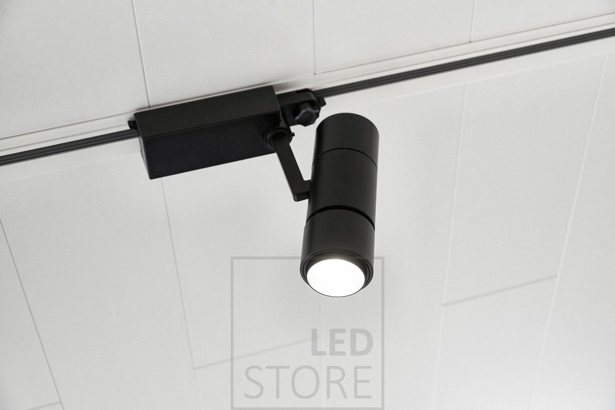 Musta led kiskovalaisin, 15W. Lumen tuotto riippuu valon avauskulmasta. Mitä tiukempi avauskulma, sen enemmän lumeneita keskitetysti. Valaisin antaa keskimäärin 1500 lumenia. Näissä kiskospoteissa valotehoa riittää, joten ne sopivat myös vaativiin kohteisiin, kuten myymälöiden, näyttelytilojen ja korkeiden asuintilojen valaisuun. Ledstore.fi